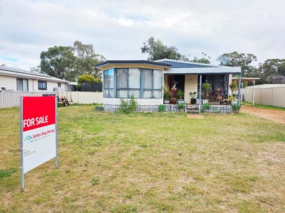 /international/au/8-topham-street-dandaragan-wa-151231640/