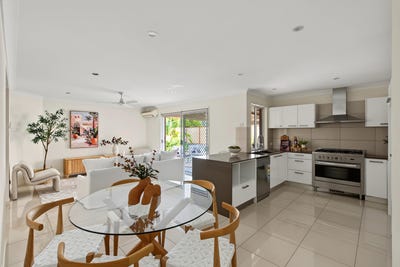 /international/au/17-forest-hills-court-parkwood-qld-152623584/
