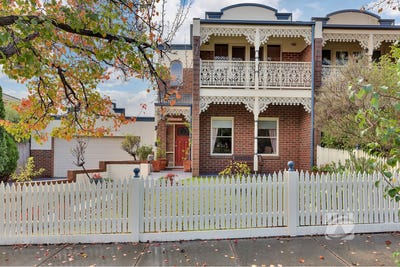 /international/au/8-reid-mews-berwick-vic-151281348/