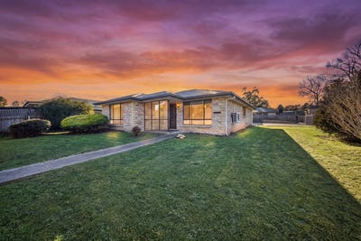 /international/au/2-patricia-place-newnham-tas-151627548/