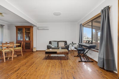 /international/au/26-lyall-street-cowra-nsw-152217500/
