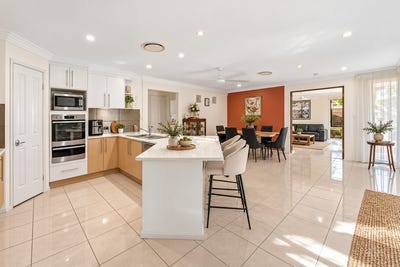 /international/au/1-bushlark-way-carindale-qld-152640220/