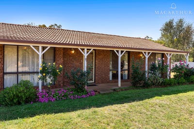 /international/au/30-spring-street-ganmain-nsw-151100588/