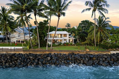 /international/au/18-hibiscus-lane-holloways-beach-qld-150853524/