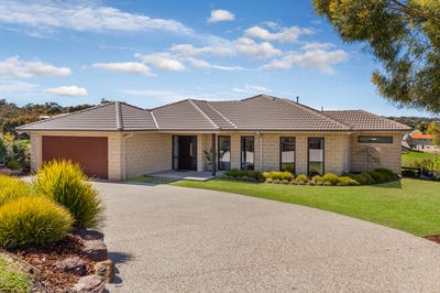 /international/au/17-craig-parry-drive-hidden-valley-vic-151512716/