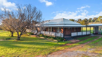 /international/au/86-meadow-banks-drive-tamworth-nsw-700411552/