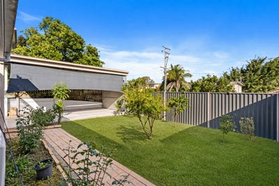 /international/au/1-239-government-road-labrador-qld-150952312/