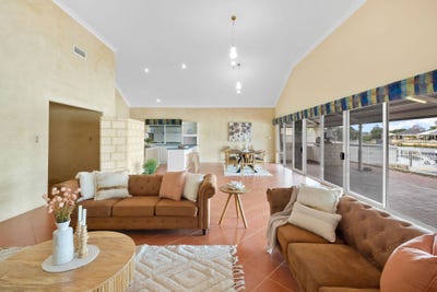 /international/au/36-banksia-terrace-south-yunderup-wa-151381952/