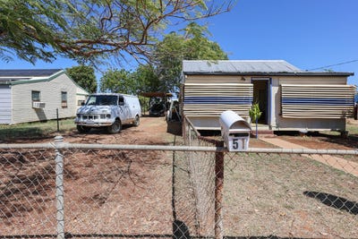 /international/au/51-uhr-st-cloncurry-qld-149213944/