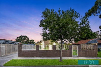 /international/au/10-dartmoor-drive-meadow-heights-vic-151317648/