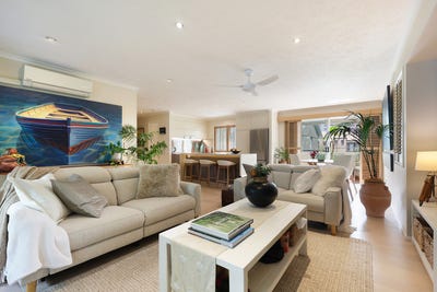 /international/au/8-28-cronin-avenue-main-beach-qld-151276316/