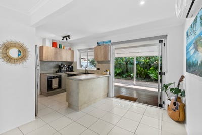 /international/au/7-21-st-kevins-avenue-benowa-qld-152727716/
