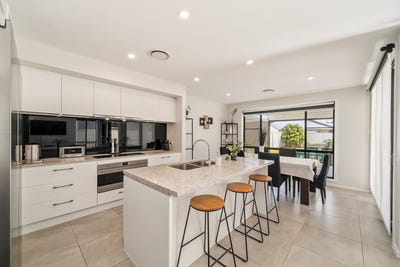 /international/au/43-prince-edward-parade-redcliffe-qld-151857832/