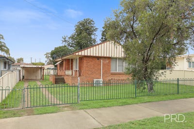 /international/au/11-cossa-street-tamworth-nsw-151440272/