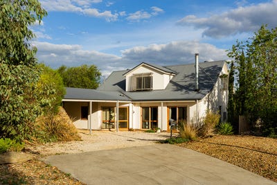 /international/au/10-phyllis-crescent-mckenzie-hill-vic-151093452/