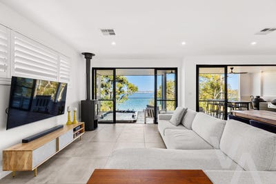 /international/au/60-bareki-road-eleebana-nsw-150988200/