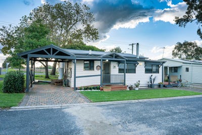 /international/au/7-spotted-gum-drive-lake-hume-village-nsw-151173700/