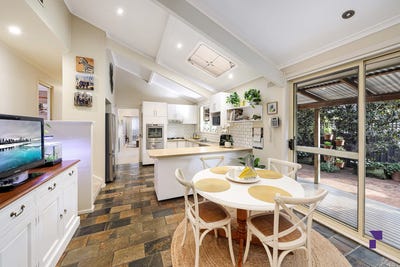 /international/au/17-jacaranda-drive-georges-hall-nsw-148455204/?lang=en