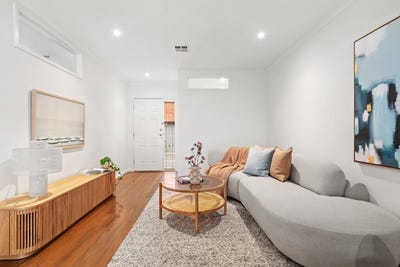 /international/au/33-lincoln-mews-kensington-vic-148319840/