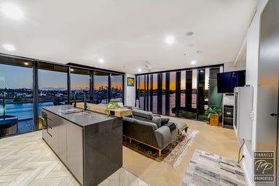 /international/au/20810-7-wharf-street-hamilton-qld-148209324/