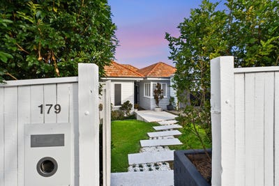 /international/au/179-abbotsleigh-street-holland-park-qld-150899420/