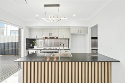 /international/au/33-parhelion-street-austral-nsw-148390484/