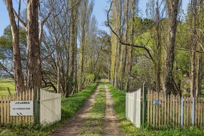 /international/au/220-narranghi-road-braidwood-nsw-700425924/