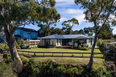 /international/au/2-frazer-street-strahan-tas-152663184/