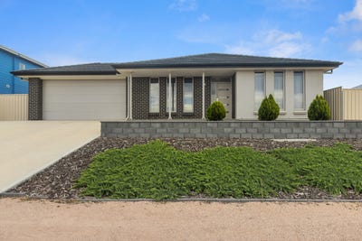 /international/au/17-gill-street-moonta-bay-sa-152381424/