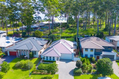 /international/au/49-black-caviar-parade-port-macquarie-nsw-150831540/