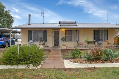 /international/au/21-page-street-parkes-nsw-151175996/