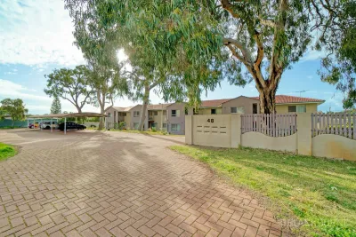 /international/au/8-48-connell-way-girrawheen-wa-151384700/