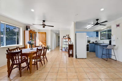 /international/au/2-christines-way-eimeo-qld-148459400/