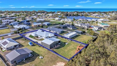 /international/au/124-beach-drive-burrum-heads-qld-151312804/