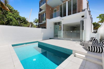 /international/au/1-42-peak-avenue-main-beach-qld-147285156/