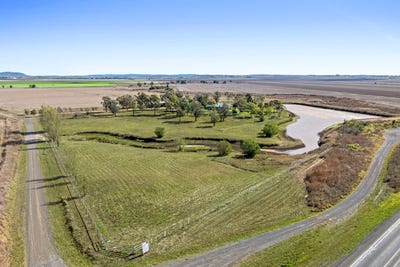 /international/au/26-strand-road-cambooya-qld-700410424/