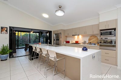 /international/au/7-shutehaven-circuit-bushland-beach-qld-151364312/