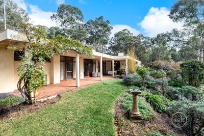 /international/au/45-sweeneys-lane-eltham-vic-151250272/