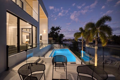 /international/au/21-sacha-place-carrara-qld-148083824/