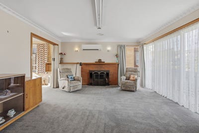 /international/au/8-snow-street-newnham-tas-152457692/