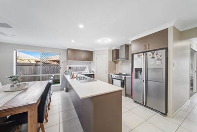/international/au/8-burgundy-ct-caloundra-west-qld-151570416/