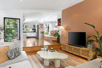 /international/au/9-saltash-street-labrador-qld-152626784/