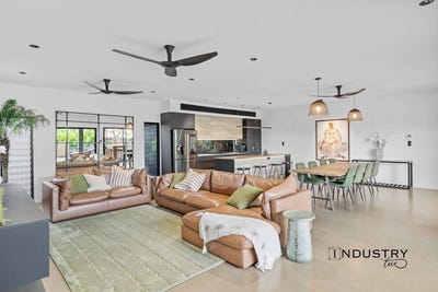 /international/au/57-flagship-drive-trinity-beach-qld-151024244/