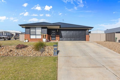 /international/au/19-valencia-drive-gobbagombalin-nsw-148496476/