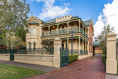 /international/au/8-mitchell-close-fitzroy-sa-151322532/