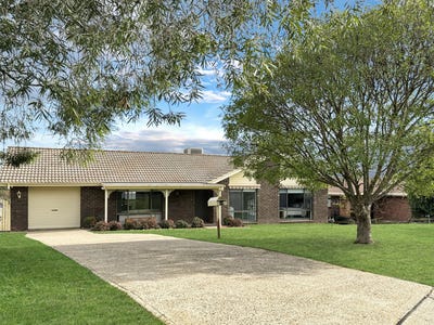 /international/au/18-keevil-drive-young-nsw-151518216/