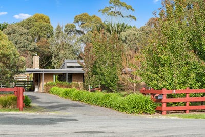 /international/au/16-redwood-court-romsey-vic-151342840/