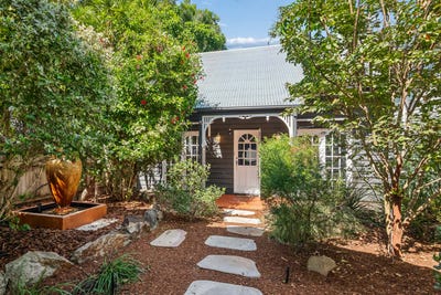 /international/au/35-argyle-street-seventeen-mile-rocks-qld-151086876/