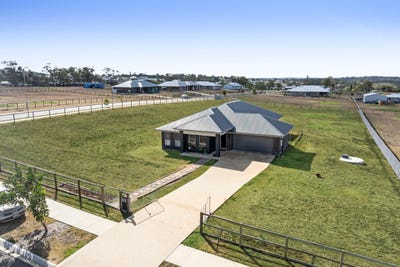 /international/au/7-aquila-dr-2-wisdom-st-meringandan-west-qld-151120392/