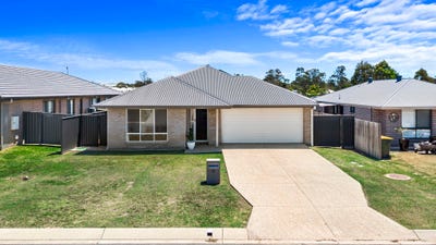 /international/au/27-waugh-street-urangan-qld-152548632/